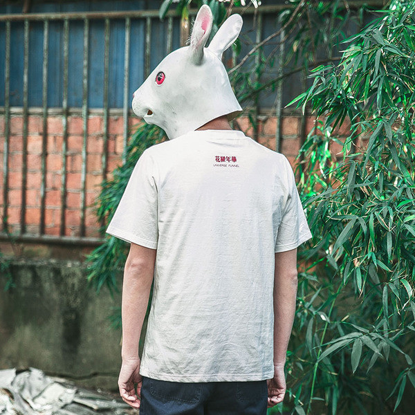 Καθαρό βαμβάκι T-shirt με μια μικρή επιγραφή σε δύο χρώματα