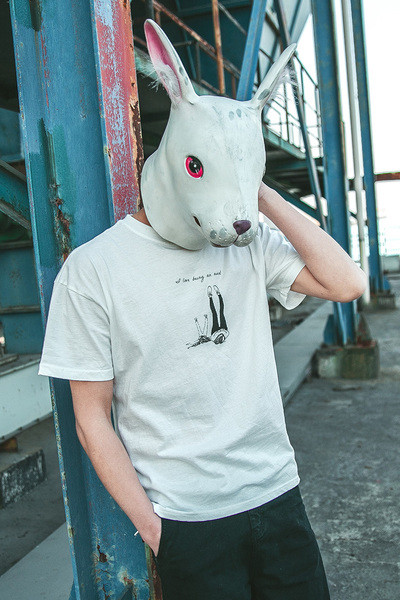 Καθαρό βαμβάκι T-shirt σε τρία χρώματα με απλικέ στο στήθος