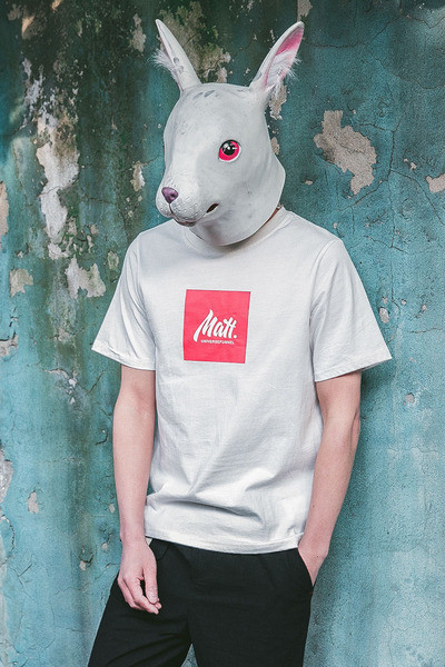 Βαμβάκι λευκό T-shirt με ένα μικρό λουλούδι εκτύπωσης