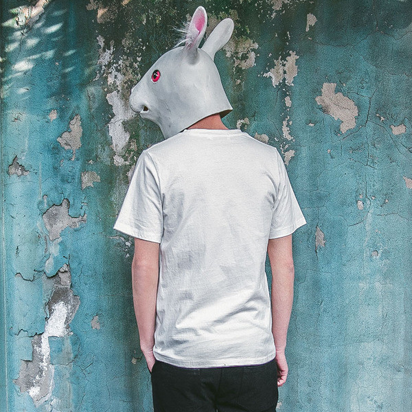 Βαμβάκι λευκό T-shirt με ένα μικρό λουλούδι εκτύπωσης