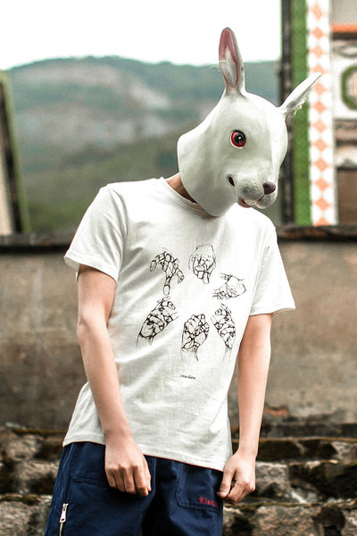 Αντρικά βαμβακερό T-shirt με μια πολύ ενδιαφέρουσα αφηρημένη εικόνα