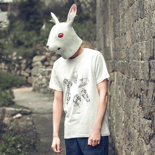 Αντρικά βαμβακερό T-shirt με μια πολύ ενδιαφέρουσα αφηρημένη εικόνα