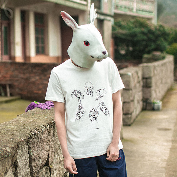 Αντρικά βαμβακερό T-shirt με μια πολύ ενδιαφέρουσα αφηρημένη εικόνα