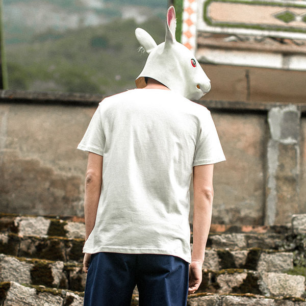 Αντρικά βαμβακερό T-shirt με μια πολύ ενδιαφέρουσα αφηρημένη εικόνα