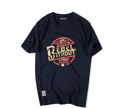 περιστασιακό πουκάμισο άνδρες με κοντά μανίκια και μια επιγραφή στο μπροστινό μέρος του θώρακα