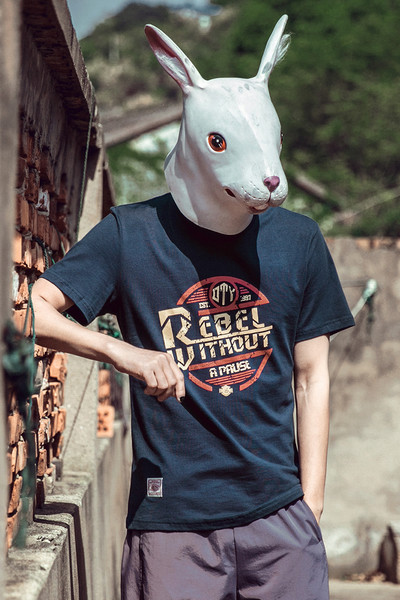 περιστασιακό πουκάμισο άνδρες με κοντά μανίκια και μια επιγραφή στο μπροστινό μέρος του θώρακα