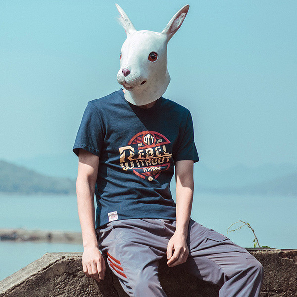 περιστασιακό πουκάμισο άνδρες με κοντά μανίκια και μια επιγραφή στο μπροστινό μέρος του θώρακα