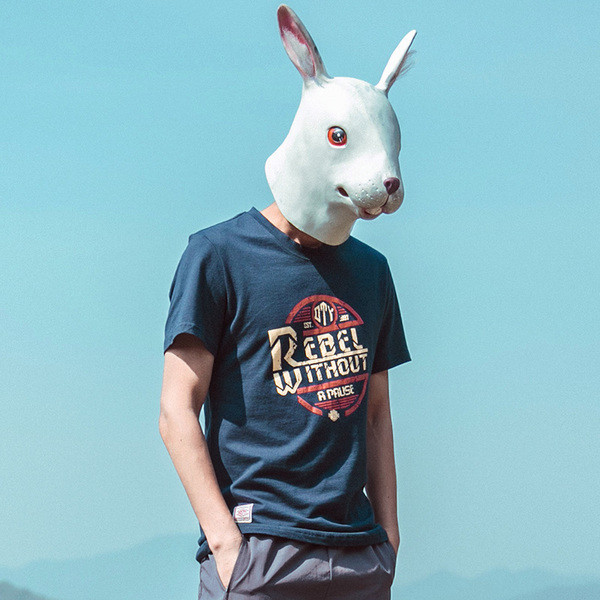 περιστασιακό πουκάμισο άνδρες με κοντά μανίκια και μια επιγραφή στο μπροστινό μέρος του θώρακα