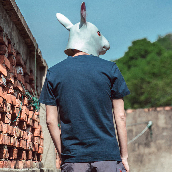 περιστασιακό πουκάμισο άνδρες με κοντά μανίκια και μια επιγραφή στο μπροστινό μέρος του θώρακα