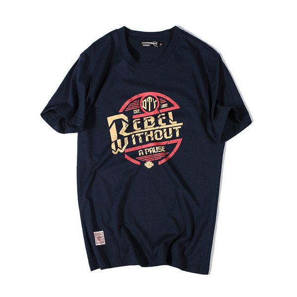 περιστασιακό πουκάμισο άνδρες με κοντά μανίκια και μια επιγραφή στο μπροστινό μέρος του θώρακα