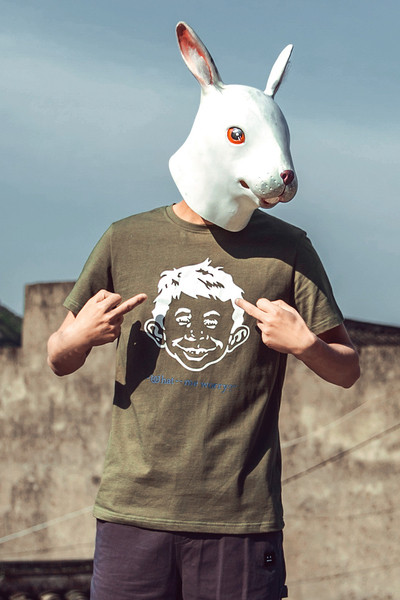 Φρέσκα μπλούζα με μια πολύ ενδιαφέρουσα και διασκεδαστική εφαρμογή σε τρία χρώματα