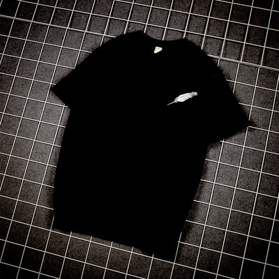 πουκάμισο Πολύ ενδιαφέρον των ανδρών με κοντά μανίκια σε μαύρο και άσπρο με απλικέ - ινδική φτερά