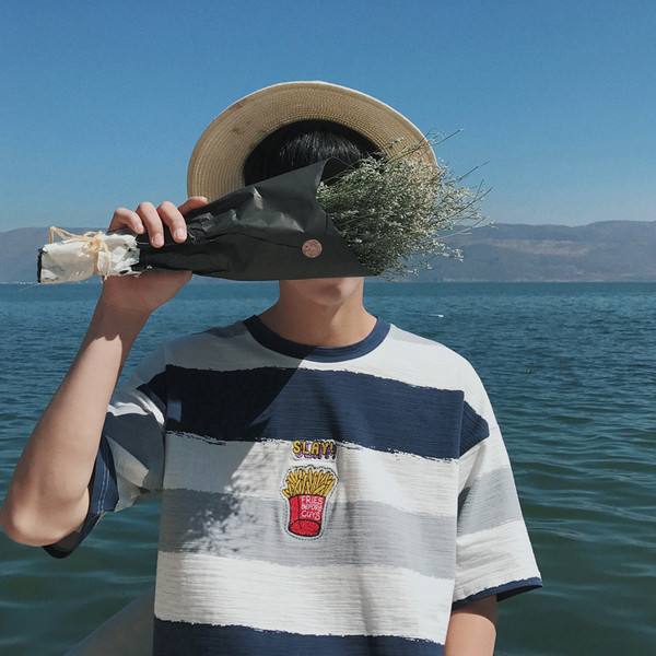 Ευρεία μπλούζα με ιριδίζοντα χρώματα με πολύ ενδιαφέρον κέντημα στο στήθος