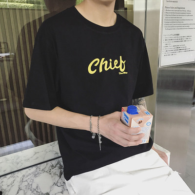 Σύγχρονη αρσενικό ευρύ-shirt με κοντά μανίκια και ένα στήθος επιγραφή