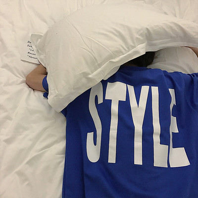 Μεγάλη ευρεία αρσενικό T-shirt σε διάφορα χρώματα