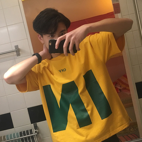 Μεγάλη ευρεία αρσενικό T-shirt σε διάφορα χρώματα