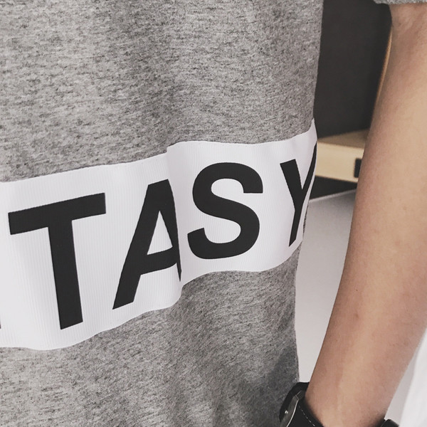 Τρέχουσα μεγάλα αρσενικά πουκάμισο με κοντά μανίκια