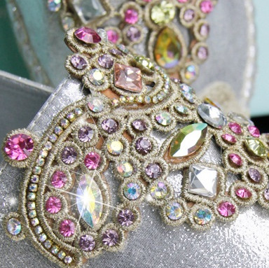 Πολύ όμορφες παπούτσια με  χάντρες