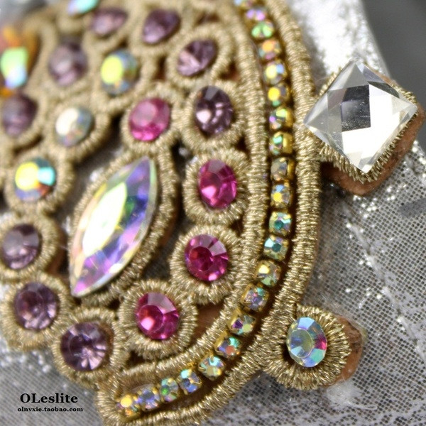 Πολύ όμορφες παπούτσια με  χάντρες