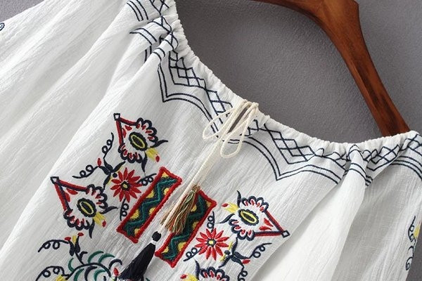 Уникална дамска тениска с паднало рамо и бродерия по яката