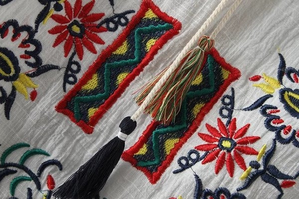 Уникална дамска тениска с паднало рамо и бродерия по яката