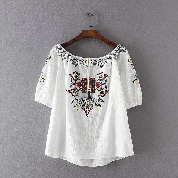 Уникална дамска тениска с паднало рамо и бродерия по яката