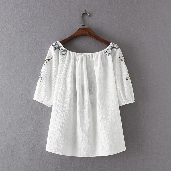 Уникална дамска тениска с паднало рамо и бродерия по яката