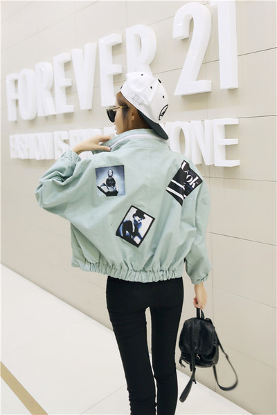 ευρέως σακάκι πολλές θεαματικές και μοντέρνα γυναικών με εικόνες