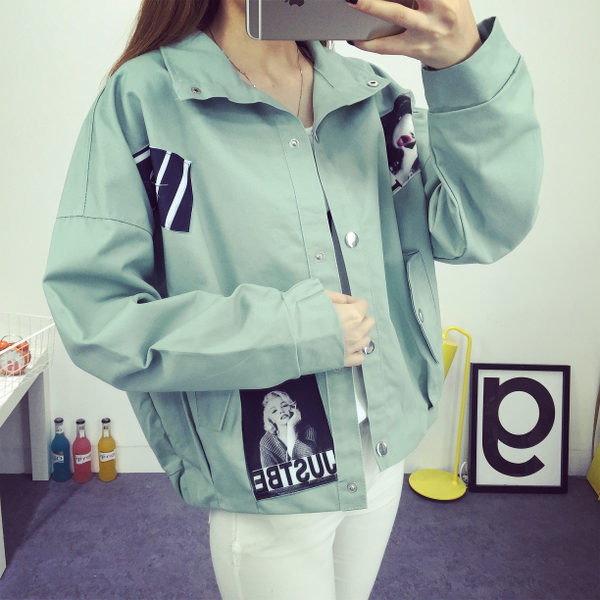 ευρέως σακάκι πολλές θεαματικές και μοντέρνα γυναικών με εικόνες