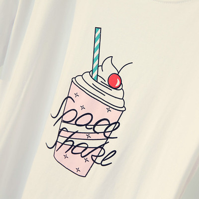 Καλοκαίρι κοντό μανίκι με πολύχρωμες κινούμενες εφαρμογές - Λευκό