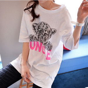 Свежа лятна дамска блуза с къс ръкав с надпис и апликация тигърче