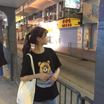 Широка дамска тениска с къс ръкав с апликация мечок