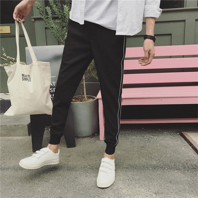 Άντρας σύγχρονο αθλητικό και κομψό παντελόνι σε γκρι και μαύρο έκδοση