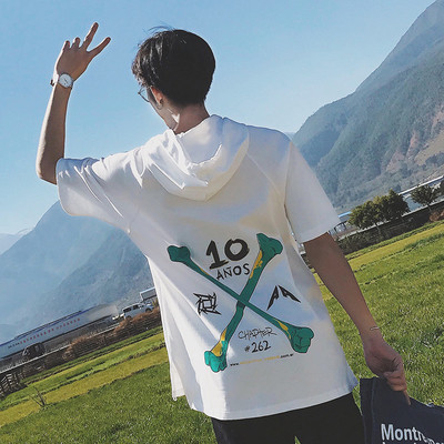 Екстравагантна мъжка тениска с къс ръкав и качулка