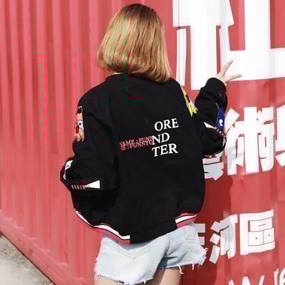 Είναι ενδιαφέρον σπορ σακάκι των γυναικών με επιθήματα και κινούμενα λεζάντες