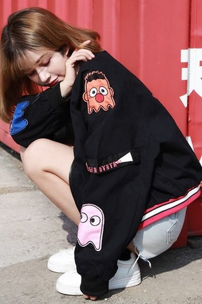 Είναι ενδιαφέρον σπορ σακάκι των γυναικών με επιθήματα και κινούμενα λεζάντες