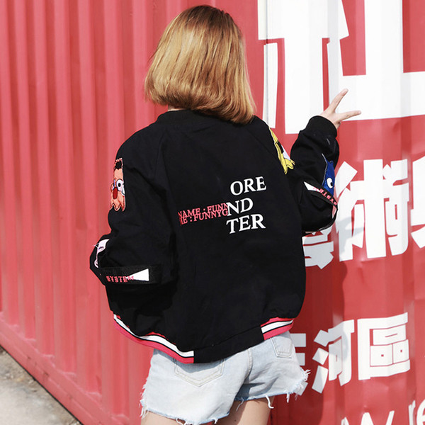 Είναι ενδιαφέρον σπορ σακάκι των γυναικών με επιθήματα και κινούμενα λεζάντες