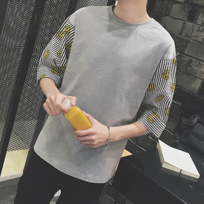 Страхотна мъжка тениска с къс широк ръкав и апликации