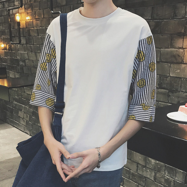 Страхотна мъжка тениска с къс широк ръкав и апликации