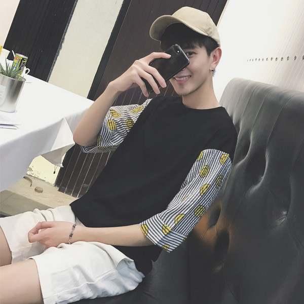 Страхотна мъжка тениска с къс широк ръкав и апликации