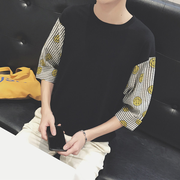 Страхотна мъжка тениска с къс широк ръкав и апликации