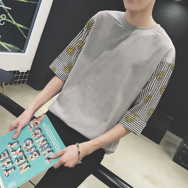 Страхотна мъжка тениска с къс широк ръкав и апликации