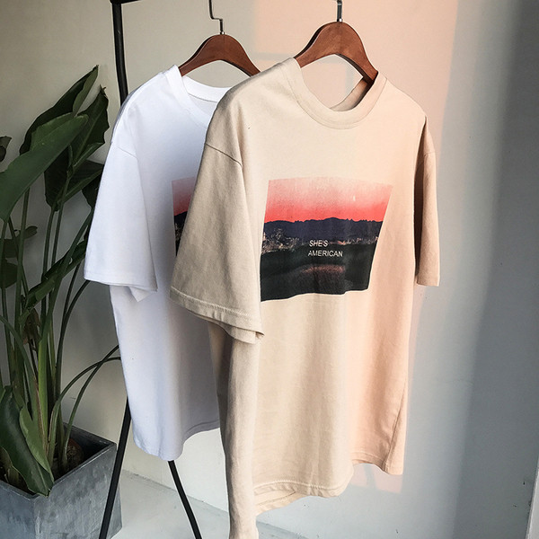 Широчка мъжка спортна тениска в два цвята с щампа "`she is America"`