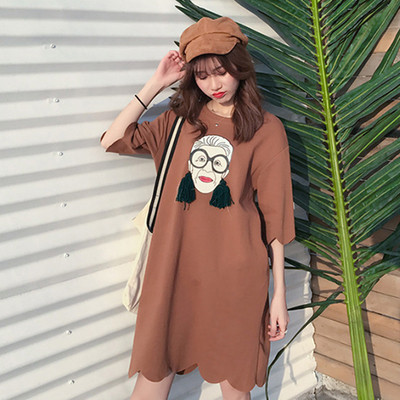 Ασυνήθιστη κυρίες φόρεμα με ενδιαφέροντα κινούμενα σχέδια για την άνοιξη και το καλοκαίρι