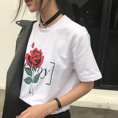 Ενημέρωση και φρέσκα κυρίες T-shirt με ένα τριαντάφυλλο σε λευκό και μαύρο έκδοση