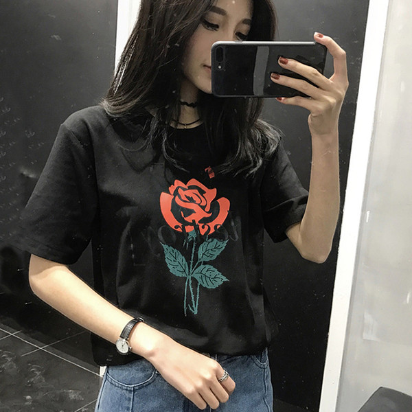 Актуална и свежа дамска тениска с роза в бял и черен вариант