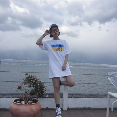 Страхотна дамска тениска тип туника с щампа и цепка на гърба