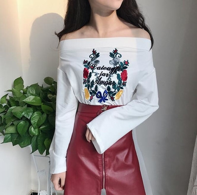 Дамска спортно-елегантна блуза с бродерия широк ръкав и паднало рамо