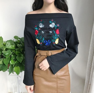 Дамска спортно-елегантна блуза с бродерия широк ръкав и паднало рамо