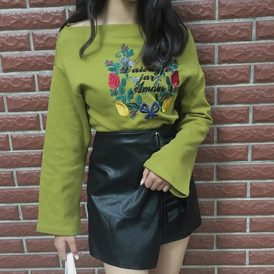 Дамска спортно-елегантна блуза с бродерия широк ръкав и паднало рамо